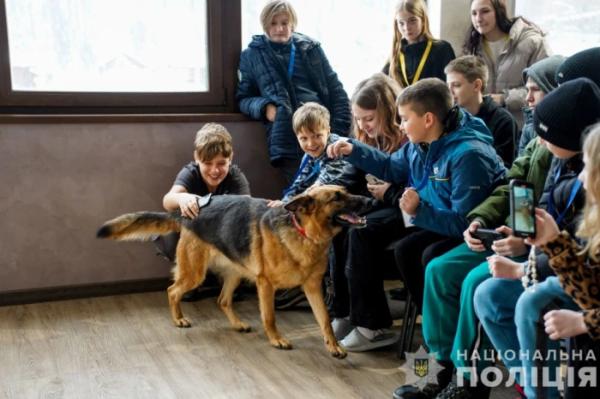 Кінологи поліції Закарпаття навідалися до дітей, які постраждали унаслідок війни1