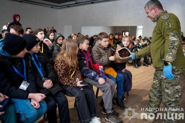 Кінологи поліції Закарпаття навідалися до дітей, які постраждали унаслідок війни8