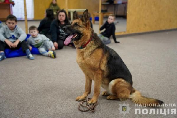 Кінологи поліції Закарпаття навідалися до дітей, які постраждали унаслідок війни6