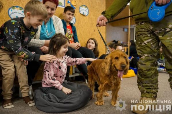 Кінологи поліції Закарпаття навідалися до дітей, які постраждали унаслідок війни2