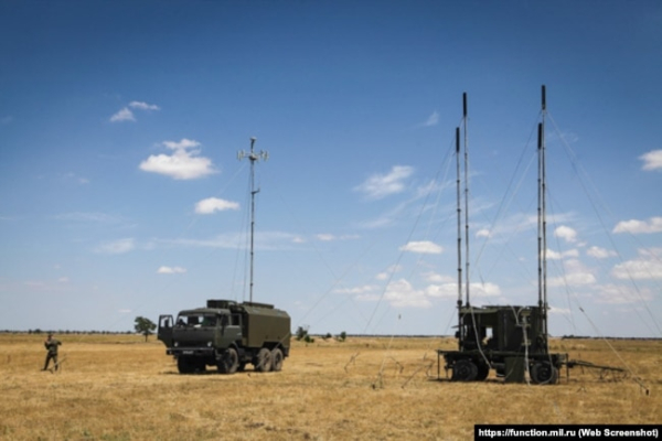 Станция помех Р-330Ж «Житель» (слева)