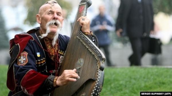 Кримчанин Остап Кіндрачук грає на бандурі в центрі Києва, 31 жовтня 2007 року