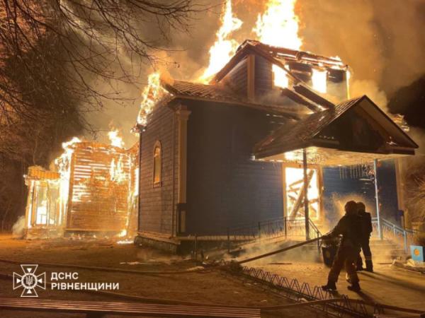 Масштабна пожежа на Сарненщині: згоріла дерев'яна церква3