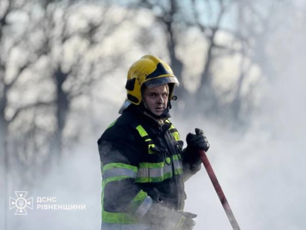 Масштабна пожежа на Сарненщині: згоріла дерев'яна церква7