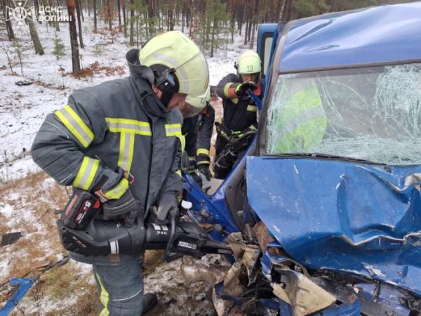 На Маневиччині рятувальники визволили людей з автівок після аварії