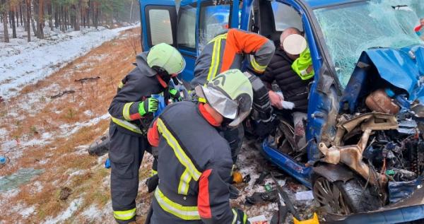 На Маневиччині рятувальники визволили людей з автівок після аварії