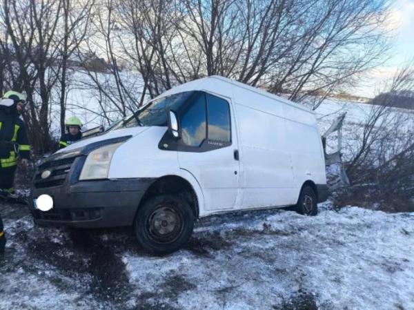 На Ратнівщині сталась аварія: зіткнулися мікроавтобус і вантажівка1