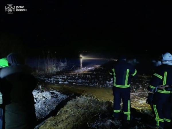 На Світязі рятувальники витягли двох рибалок з крижаної води1