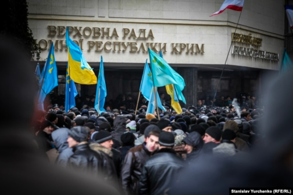 Під стінами кримського парламенту відбувся мітинг на підтримку територіальної цілісності України. Біля Верховної Ради Криму зібралися проукраїнські та проросійські активісти. Сімферополь, 26 лютого 2014 року