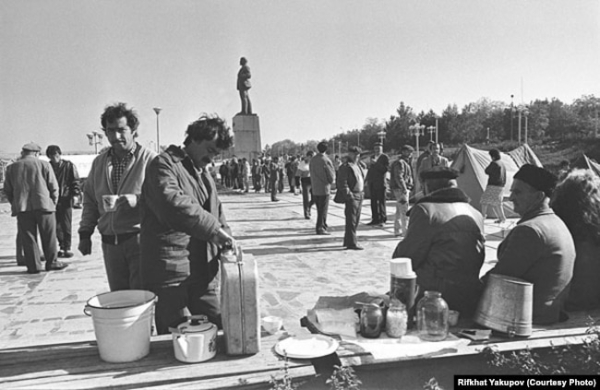 Учасники пікету кримських татар у Бахчисараї, 1990 рік. Фото Ріфхата Якупова