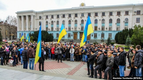 Акція Євромайдан-Крим перед будівлею Ради міністрів у Сімферополі, грудень 2013 року