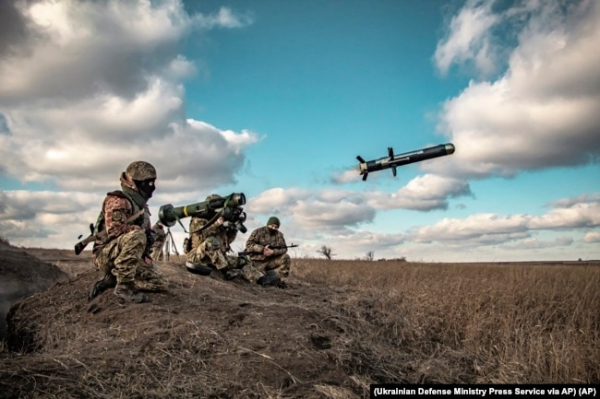 Українські військові запускають ракету з протитанкового комплексу «Джавелін», наданого вперше Україні адміністрацією Дональда Трампа