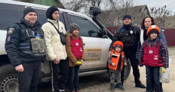 Поліцейські вивезли родини з дітьми із небезпечних прифронтових населених пунктів Херсонщини