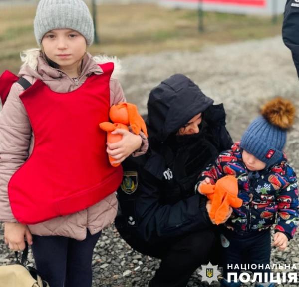 Поліцейські вивезли родини з дітьми із небезпечних прифронтових населених пунктів Херсонщини4