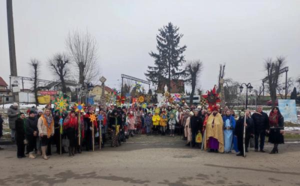 Різдвяна хода з «Великою Колядою» об’єднали Красненську громаду в співі за мир1