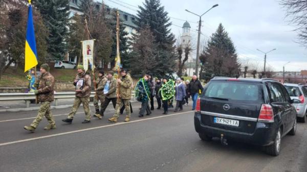 Серед квітів і прапорів острожани попрощалися з військовим Леонідом Степанюком13