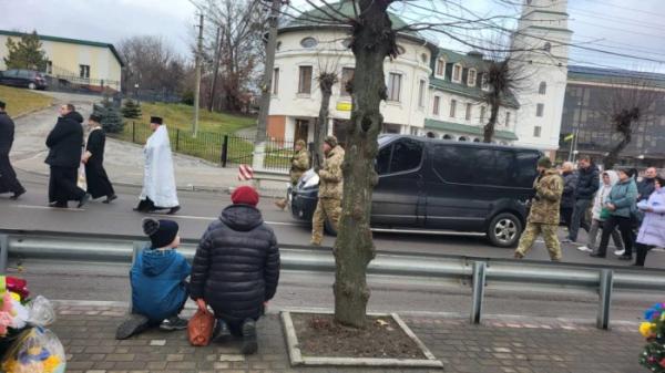 Серед квітів і прапорів острожани попрощалися з військовим Леонідом Степанюком12