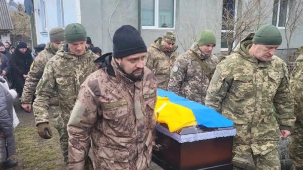 Серед квітів і прапорів острожани попрощалися з військовим Леонідом Степанюком5