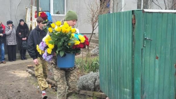 Серед квітів і прапорів острожани попрощалися з військовим Леонідом Степанюком2