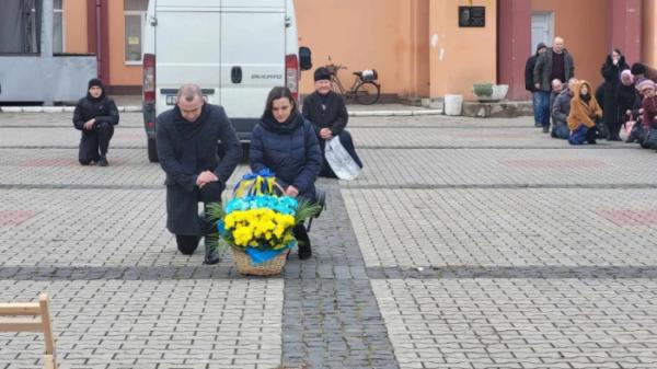 Серед квітів і прапорів острожани попрощалися з військовим Леонідом Степанюком14