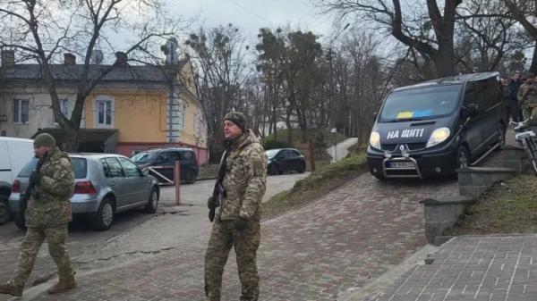 Серед квітів і прапорів острожани попрощалися з військовим Леонідом Степанюком10