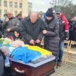 Серед квітів і прапорів острожани попрощалися з військовим Леонідом Степанюком