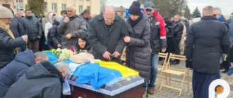 Серед квітів і прапорів острожани попрощалися з військовим Леонідом Степанюком