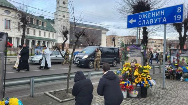 Серед квітів і прапорів острожани попрощалися з військовим Леонідом Степанюком11