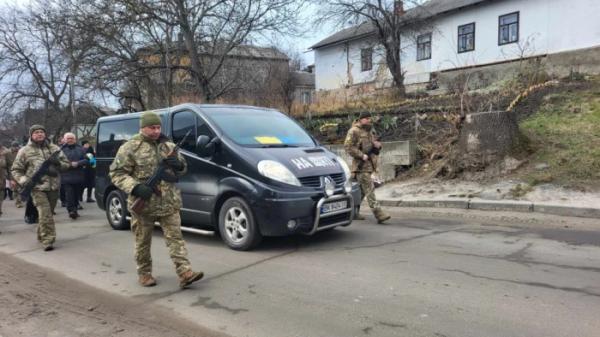 Серед квітів і прапорів острожани попрощалися з військовим Леонідом Степанюком9