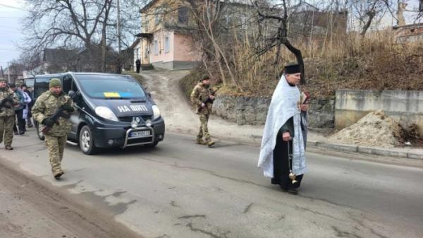 Серед квітів і прапорів острожани попрощалися з військовим Леонідом Степанюком6