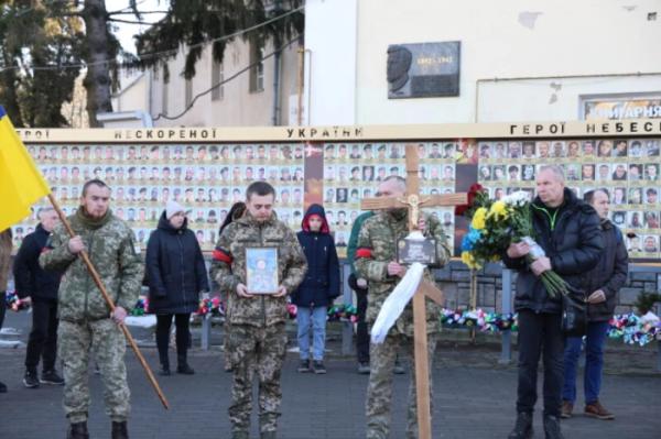 У Луцьку в останню дорогу провели двох захисників15