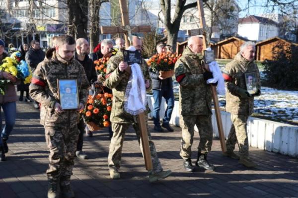 У Луцьку в останню дорогу провели двох захисників13