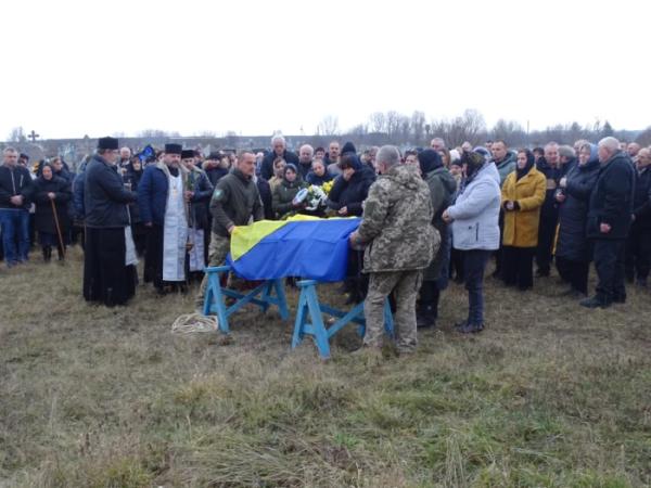 У селі Свинарин попрощалися із захисником Сергієм Вавринчуком4