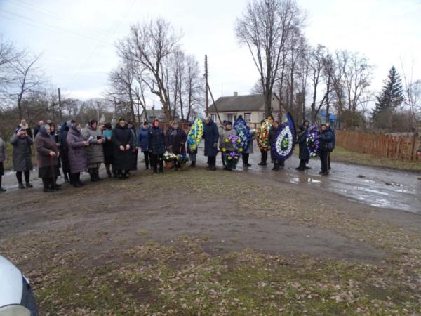 У селі Свинарин попрощалися із захисником Сергієм Вавринчуком21