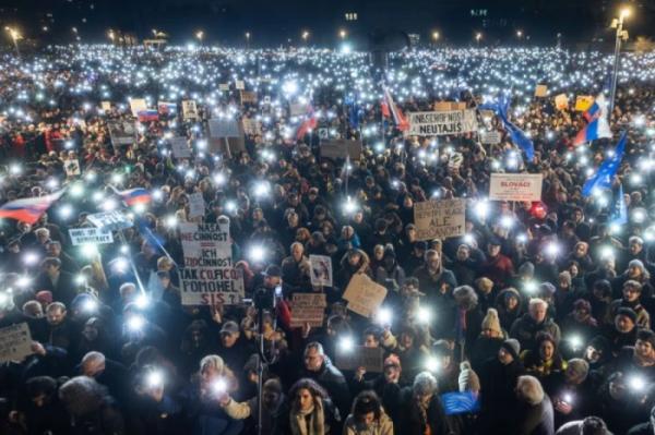 У Словаччині десятки тисяч людей вийшли на протест проти уряду Фіцо4