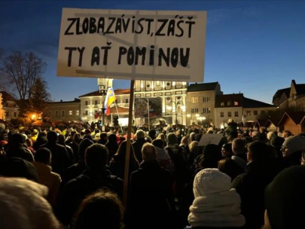 У Словаччині десятки тисяч людей вийшли на протест проти уряду Фіцо2