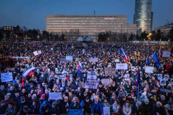 У Словаччині десятки тисяч людей вийшли на протест проти уряду Фіцо1