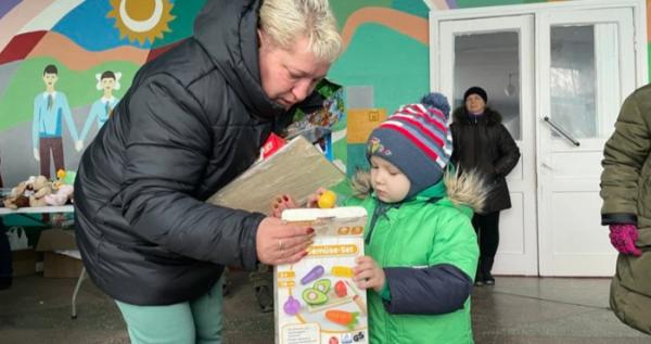 Вихованці київських дитсадків передали півтори тисячі новорічних подарунків дітям з Херсонського району