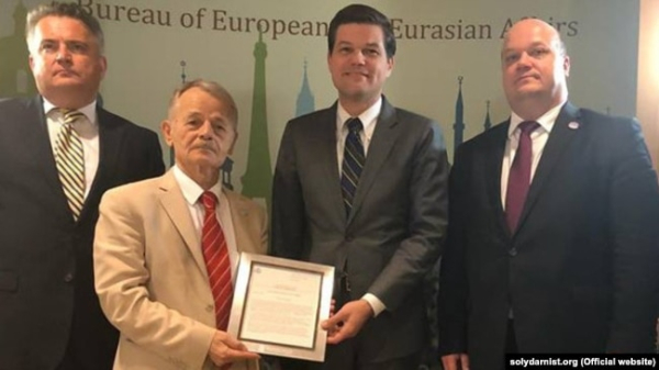 Мустафа Джемільов отримав від помічника Держсекретаря США щойно оголошену Декларацію політики США щодо Криму. Київ, 26 липня 2018 року