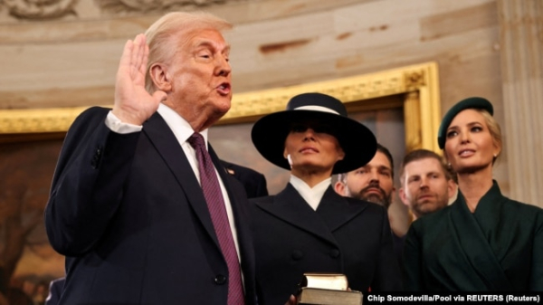 Президент США Дональд Трамп складає присягу. Вашингтон, США, 20 січня 2025 року