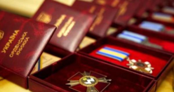 Володимир Зеленський з нагоди Дня Соборності України відзначив миколаївців державними нагородами та почесними званнями Володимир Зеленський з нагоди Дня Соборності України відзначив миколаївців державними нагородами та почесними званнями