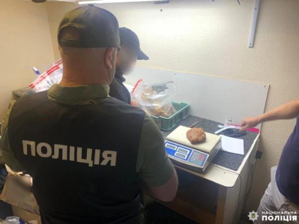 Жителя Клеваня судитимуть за зберігання понад 100 кілограмів бурштину1