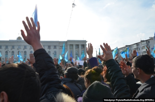 Участники акции возле памятника Ленину в Симферополе, 23 февраля 2014 года 