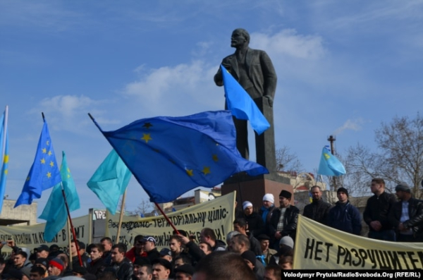 Акція біля пам'ятника Леніну в Сімферополі, 23 лютого 2014 року