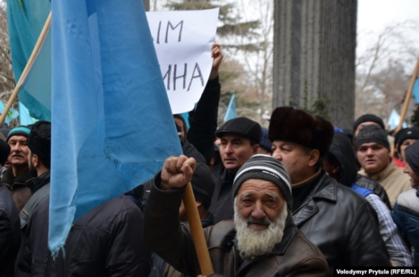 Проукраїнський мітинг проти сепаратизму в Криму біля Верховної Ради АР Крим. Сімферополь, 26 лютого 2014 року