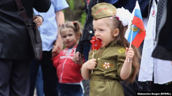 Дівчинка у військовій формі під час святкування російського Дня перемоги. Севастополь, Крим, травень 2018 року