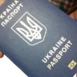 Як чоловікам призовного віку отримати паспорт за кордоном України: пояснення МВС