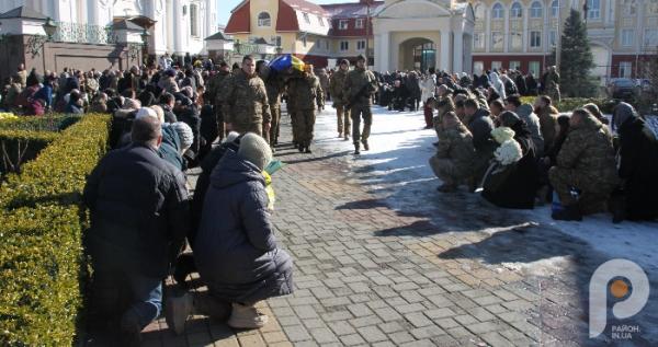 На прощанні із загиблими воїнами