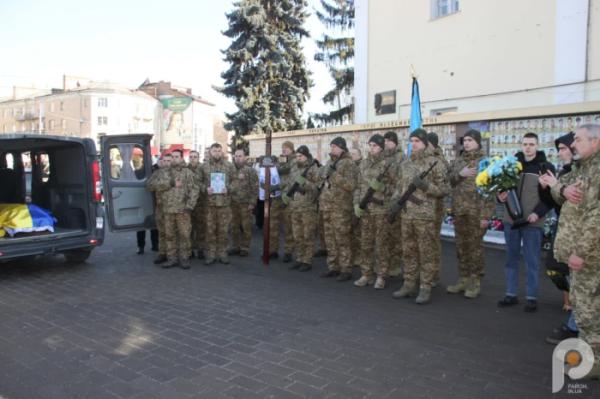 На Театральному майдані