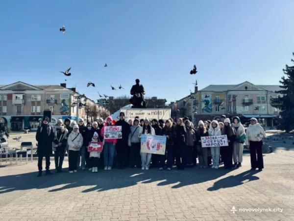 «Мова – наш кордон»: у Нововолинську представили перформанс17